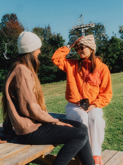 Tuque damier brune et tuque crème. 