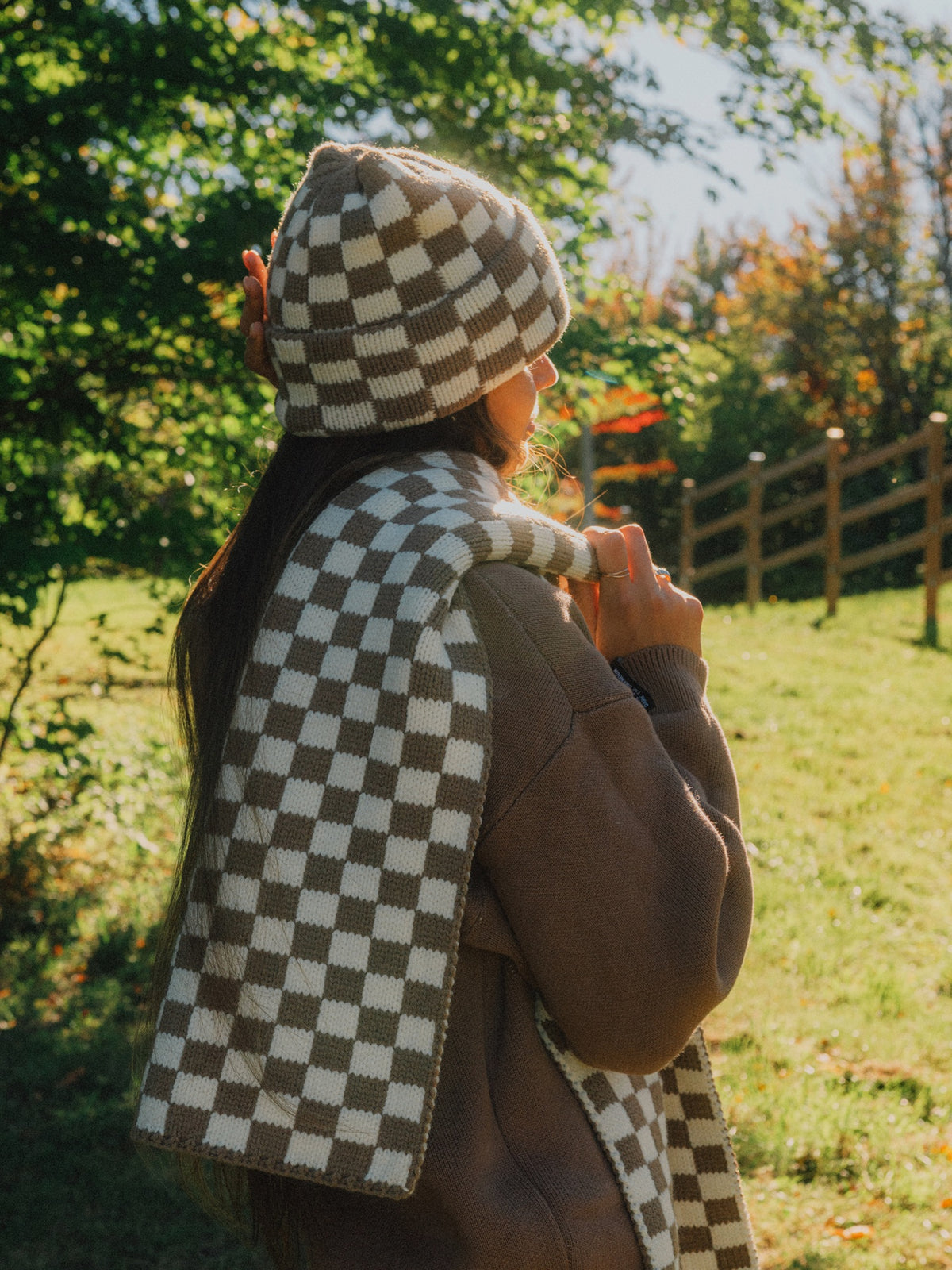 Tuque et foulard damier brun et beige. 