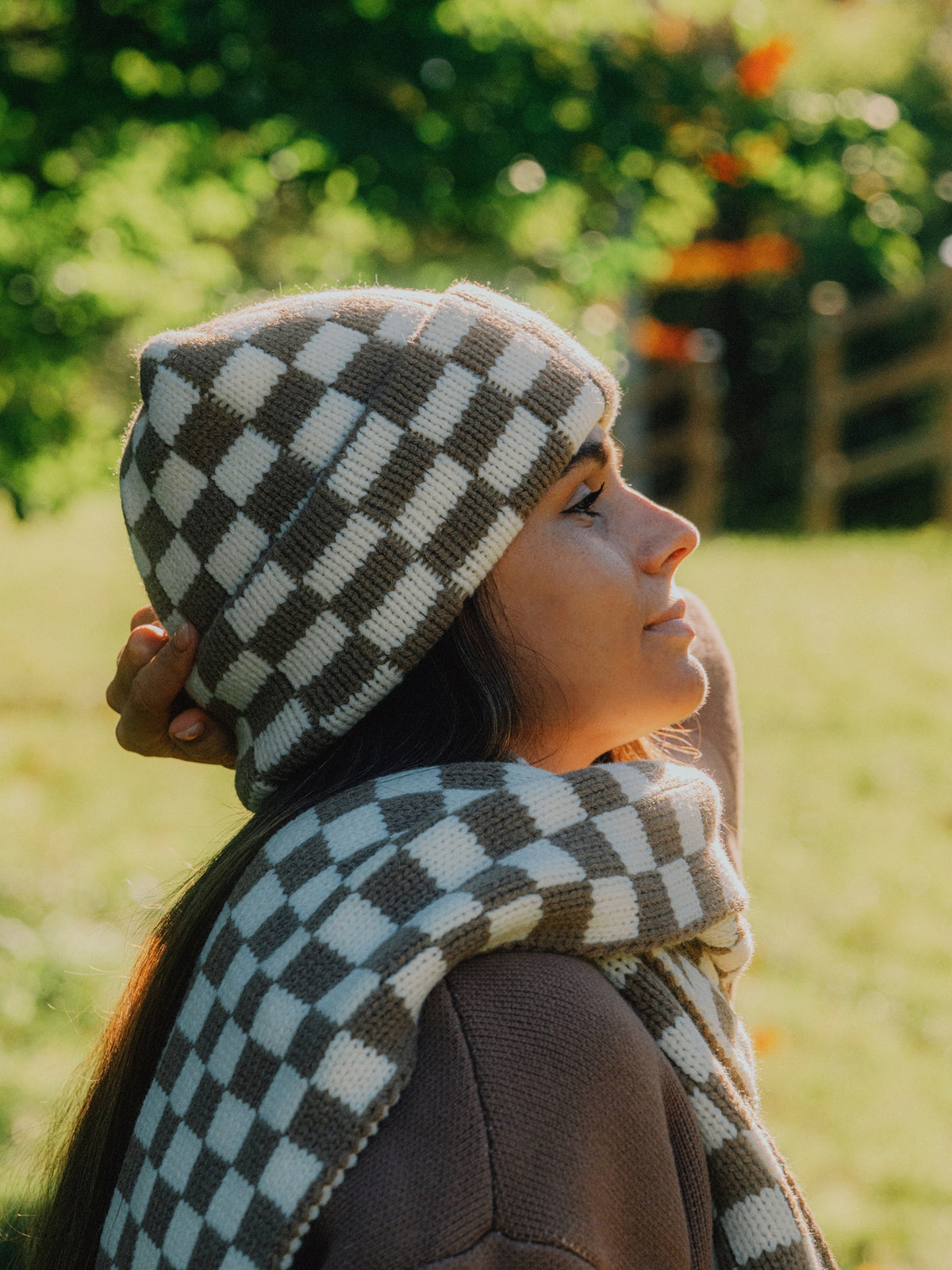 Tuque damier creme et brun avec foulard brun damier beige 