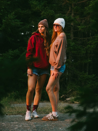 Lix tricot a col bateau brun léger et confortable. Boatneck brown. Tuque Moody brune LIX Design – Bonnet Last Light, style premium outdoor unisexe. knitwear. 