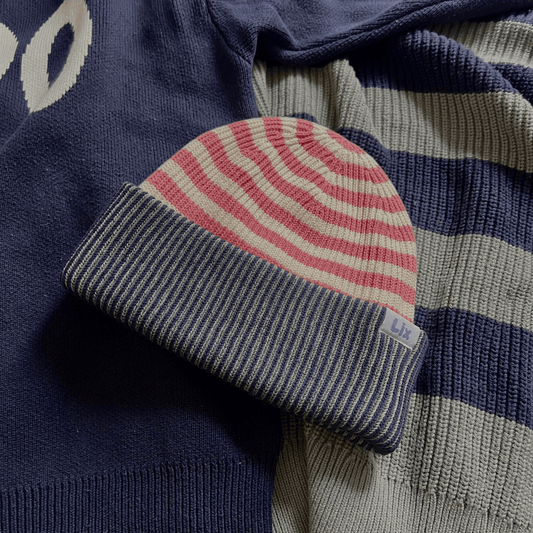 Tuque en tricot multicolor rose, vert, bleu, blanc. 