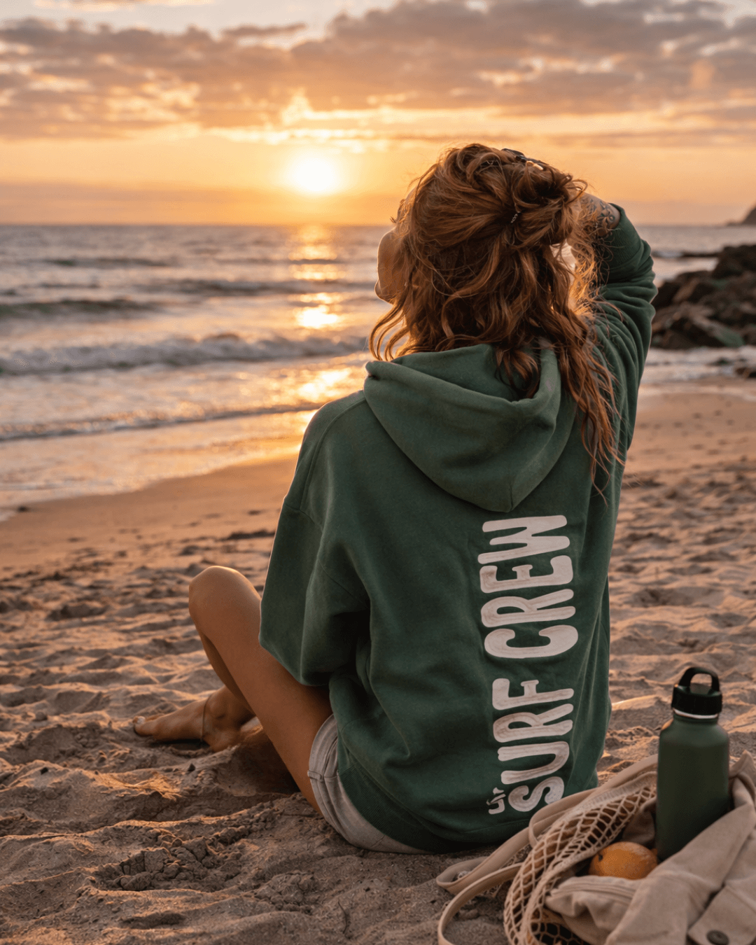 Hoodie vert avec capuche surdimensionné et broderie au dos blanche. 