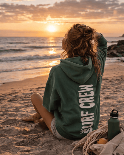 Hoodie vert avec capuche surdimensionné et broderie au dos blanche. 