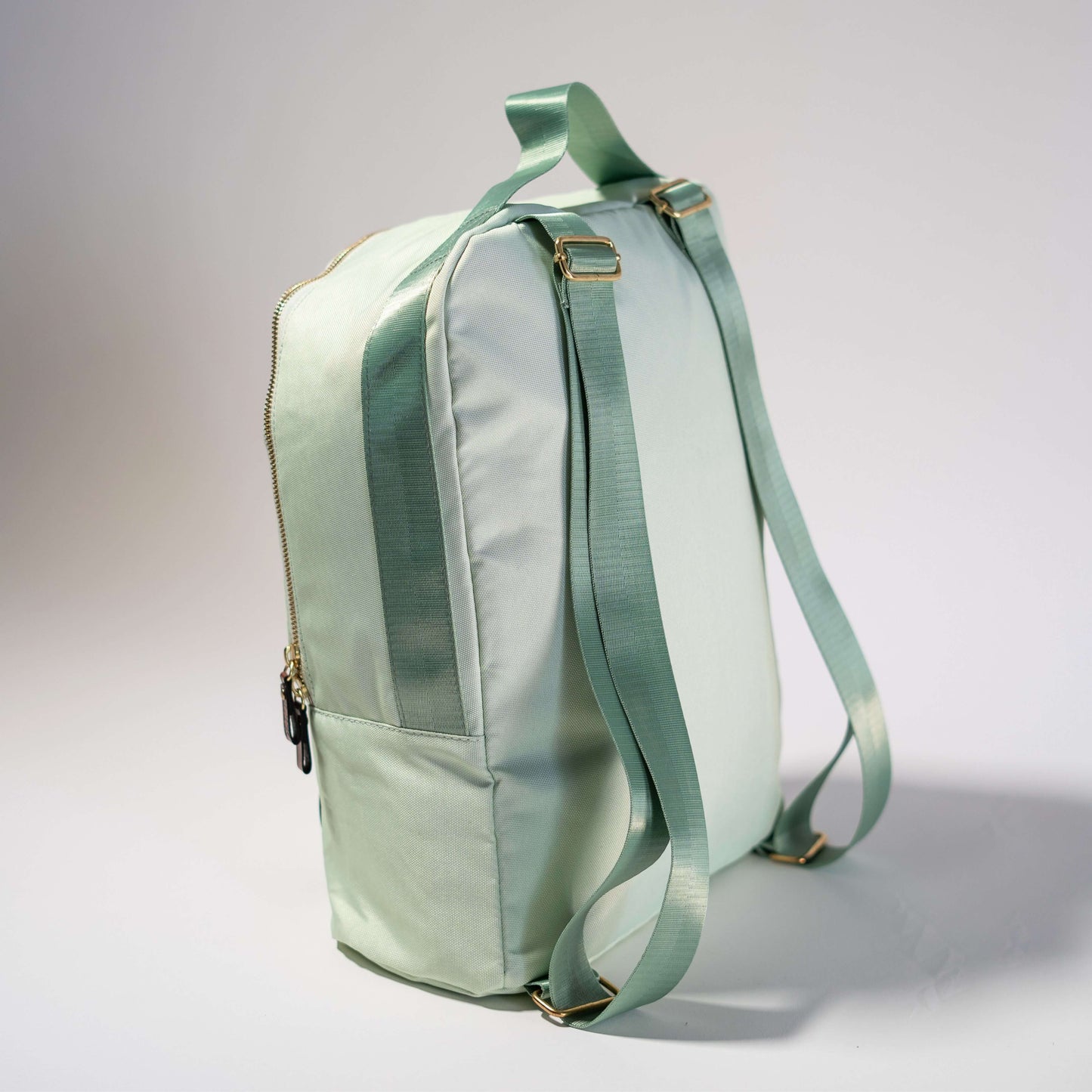 Sac à main grandeur 16L pratique et écoresponsable. Entreprise Québécoise. Couleur vert menthe. Sac à dos pouvant servir de sac à main avec fermeture éclair de couleur or. 