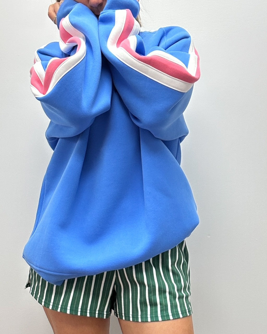 Look de femme 25-45 and conçu au Québec par Lix. Summer outfit look année 90. Short verte et crewneck bleu. 