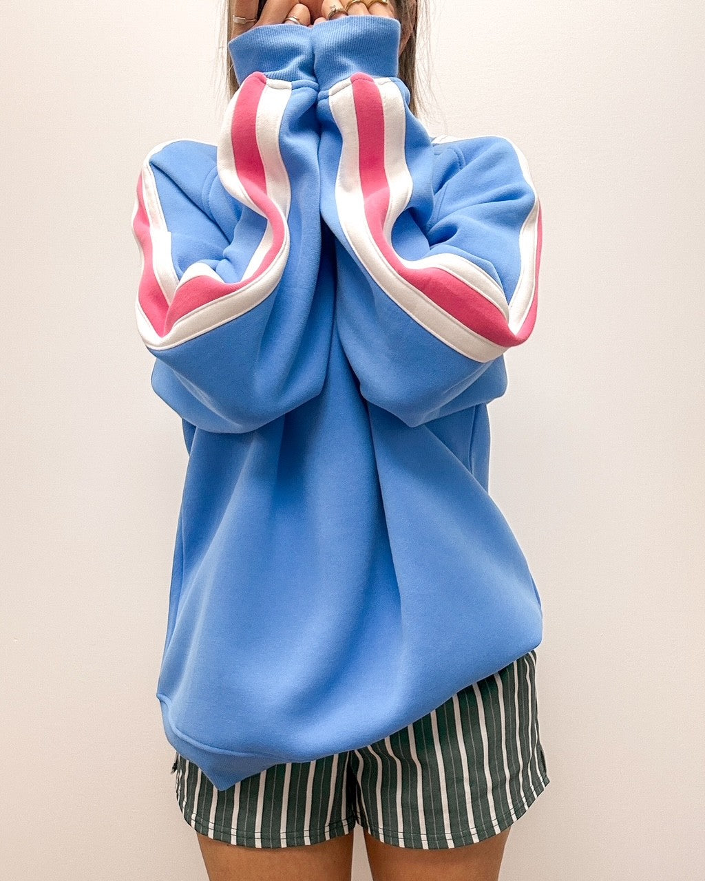 Outfit au look vintage des année 90 pour femme avec crewneck bleu rayure rose et blanche sur les manches. Short verte ligne blanche. Conçu au Québec par lix pour les femmes. 