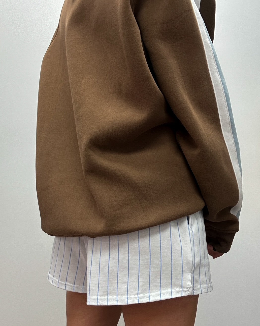 Short blanche courte pour femme a taille élastique avec poches. Crewneck brun. Créé au Québec conçu par lix. 
