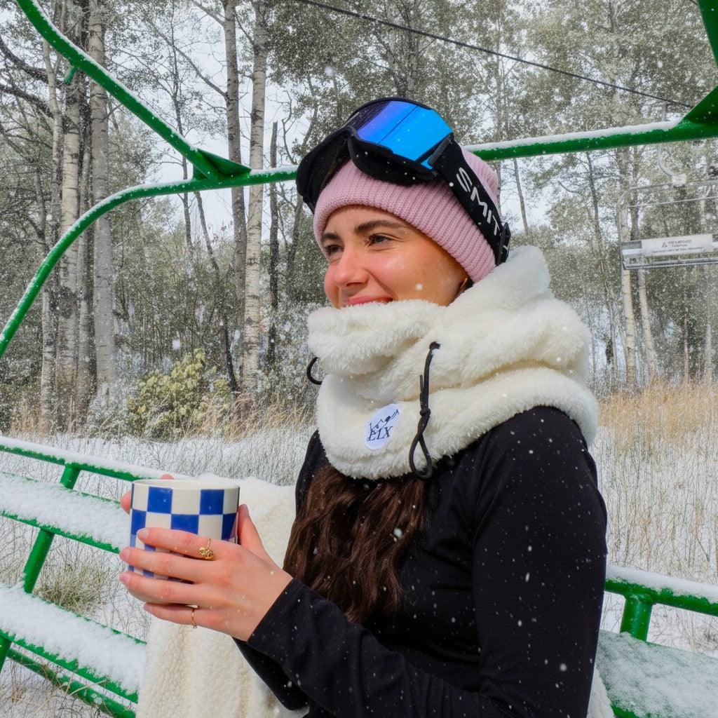 Hooder de couleur blanc vanille conçu par lix pour la montagne et pour les aventures en ski. 