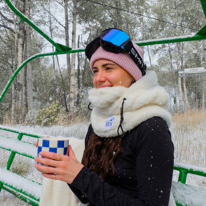 Hooder de couleur blanc vanille conçu par lix pour la montagne et pour les aventures en ski. 