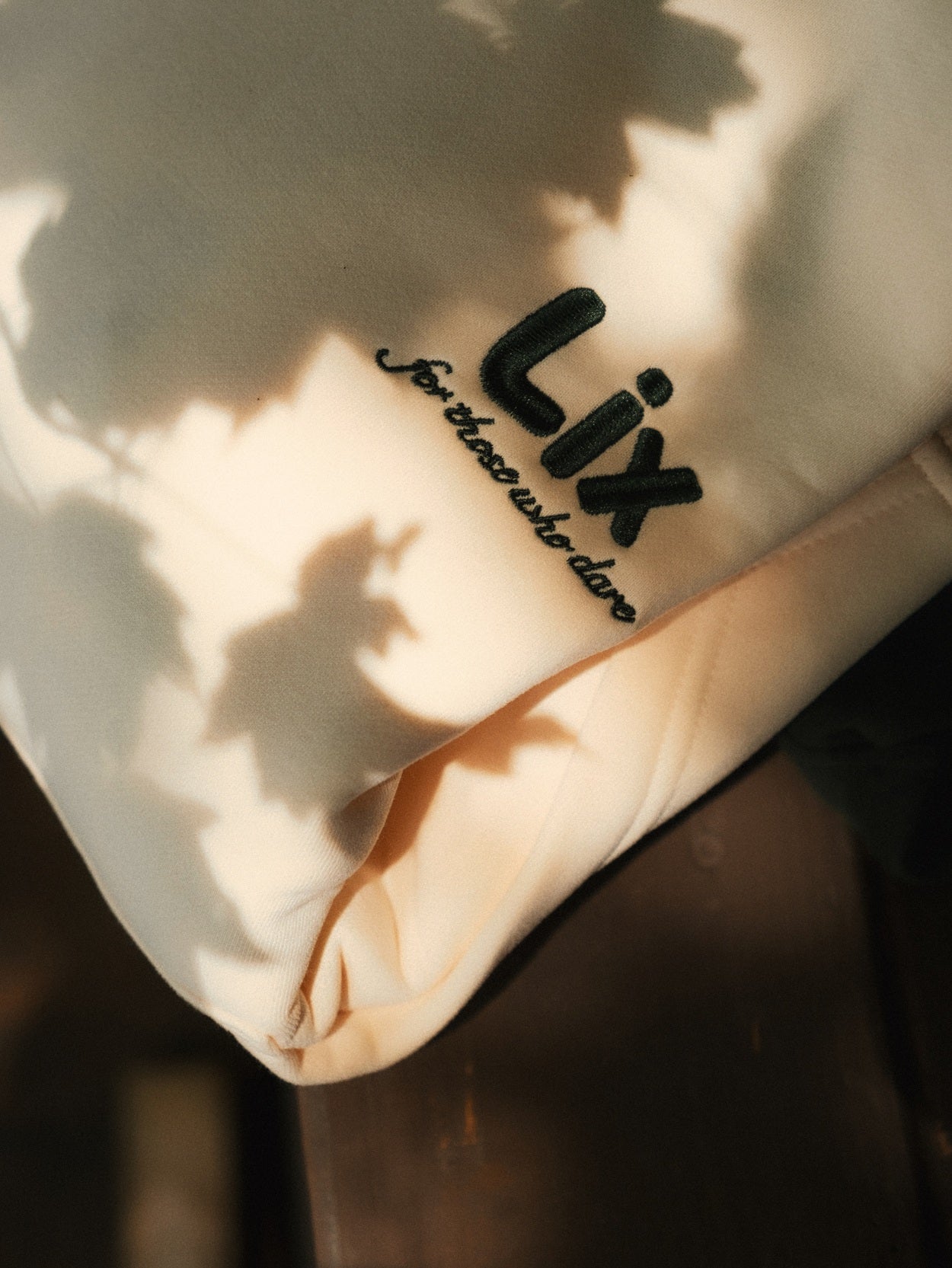 Hoodie beige Surf Crew LIX Design – Sweat à capuche premium, style lifestyle outdoor.