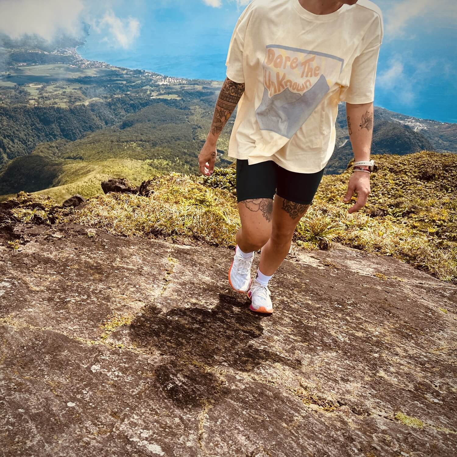 Reckless oversize shirt beige yellow with big print in front. Tshirt oversize beige, jaune. 