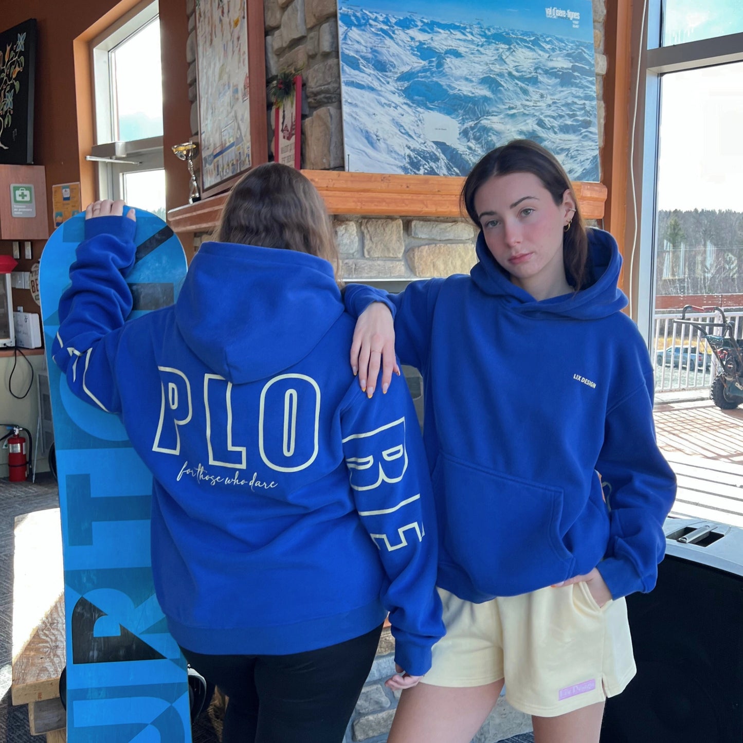 Hoodie bleu avec intérieur velours et écriture jaune avec  short jaune en coton. 