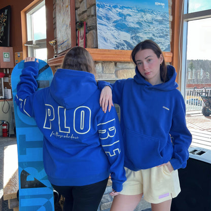 Hoodie bleu avec intérieur velours et écriture jaune avec  short jaune en coton. 