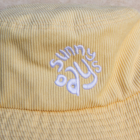 Chapeau corduroy jaune avec broderie sunny days en blanc. 