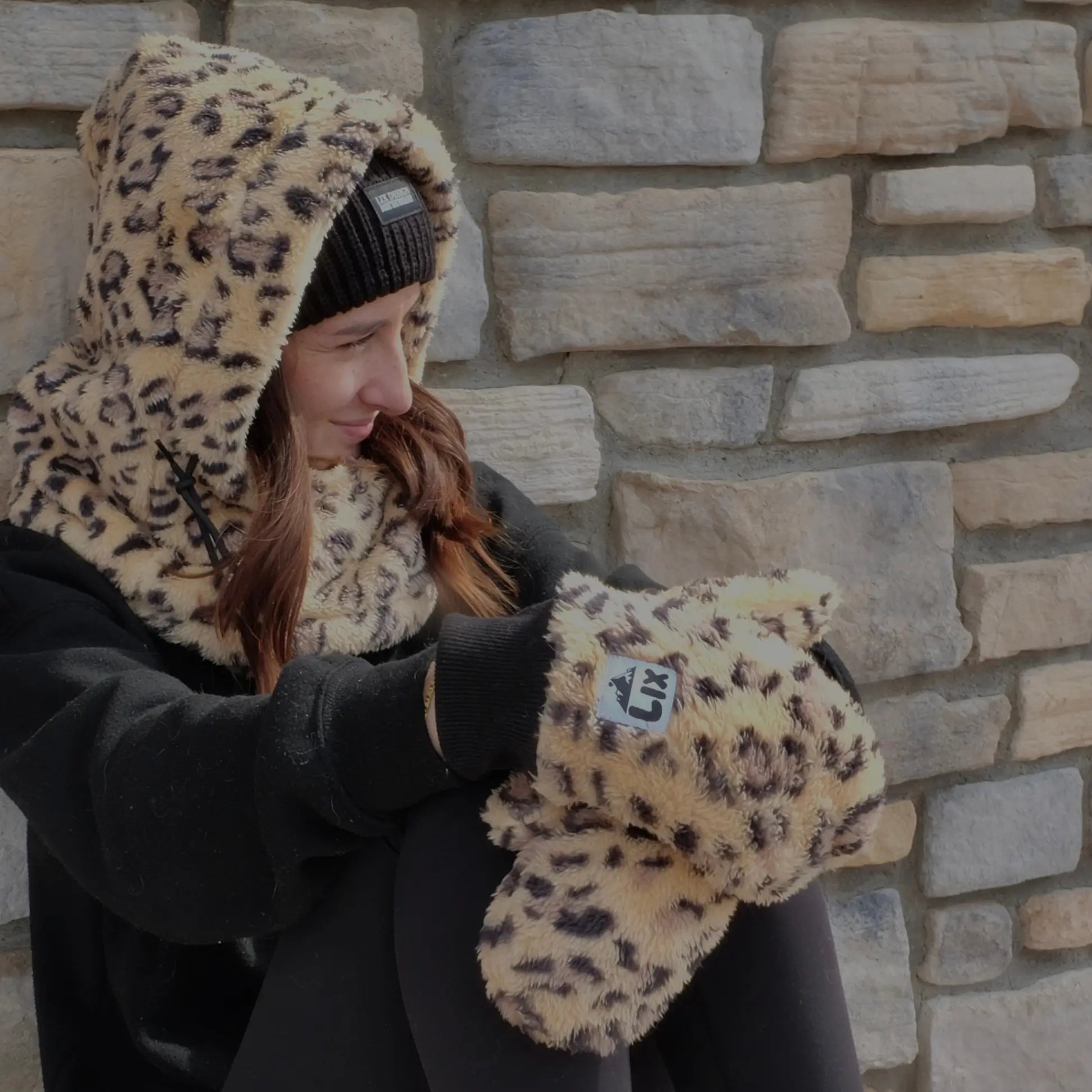 Mitaines et hooder en léopard fluffy conçu par lix une compagnie canadienne de plein air. 