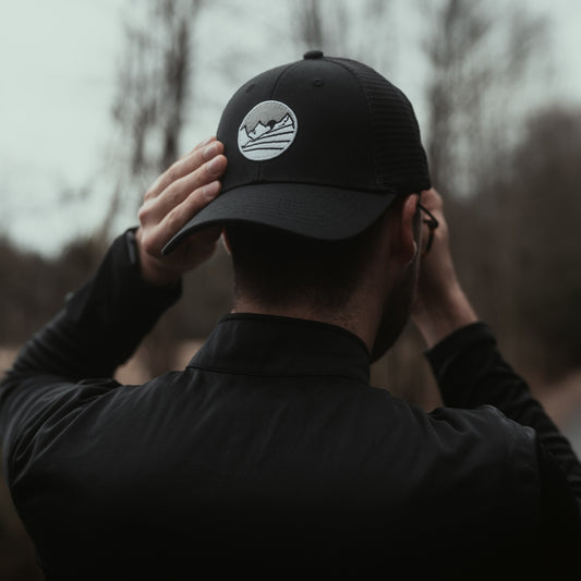 Lix casquette baseball noire avec visière courbe et badge brodé en blanc au devant. Broderie de montagne. 
