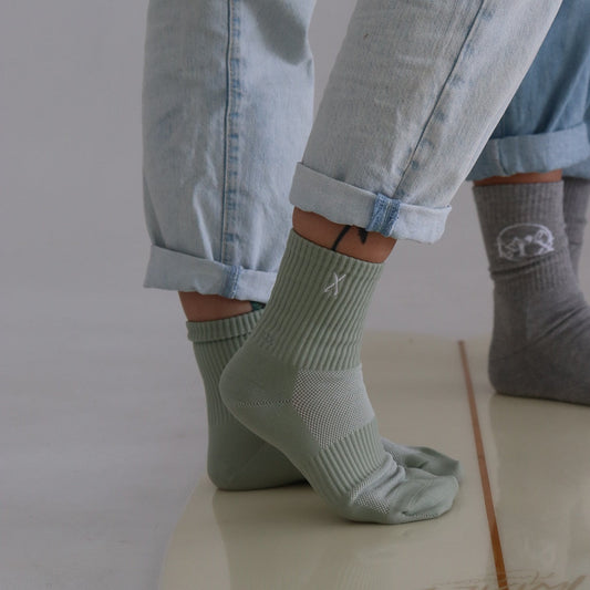 Bas vert avec broderie blanche. Bas de sport. Chaussette verte de sport plus confortable que les bas Nike. Bas court.