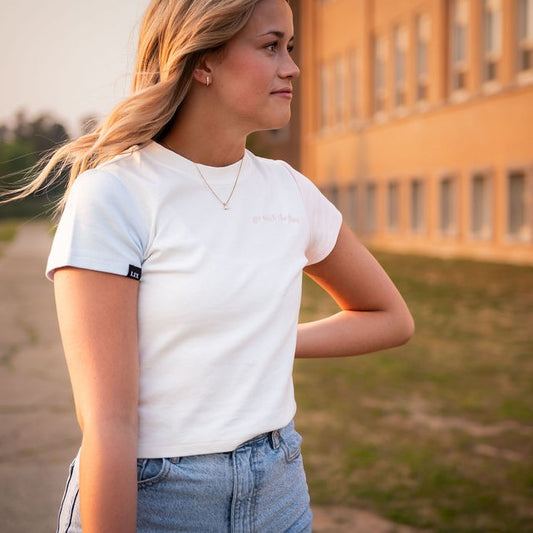 T-shirt blanc avec une manche rose et une manche bleue. Fait de coton super doux.  Conçu par Lix design une entreprise Québécoise.