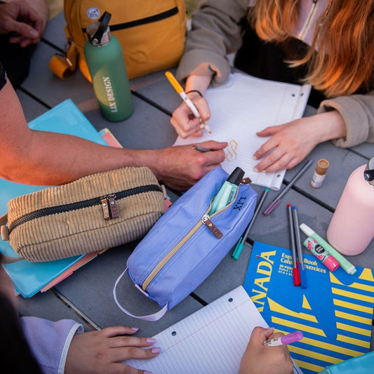 Trousse à crayon en velours côtelé conçu par Lix design une entreprise québécoise. Étui à crayon. 