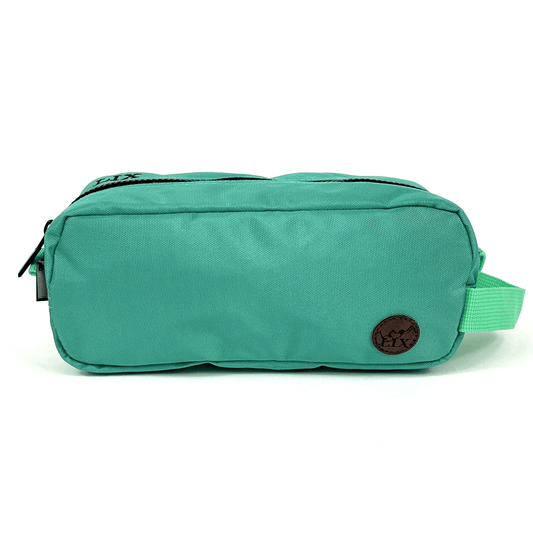 Trousse de voyage de couleur bleue turquoise conçu par Lix design une entreprise québécoise. Fais de matières recyclées, de bouteilles de plastique post consommation. Avec logo embossé dans un badge en cuir synthétique de couleur brune. Lix brodé en noir sur le dessus. Durable et écoresponsable.