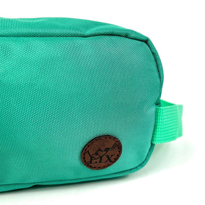 Étui turquoise fait de polyester recyclé par une marque québécoise. Grande étui pour l'école ou trousse de voyage.