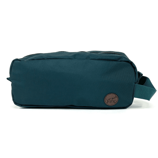 Trousse de voyage de couleur verte émeraude conçu par Lix design une entreprise québécoise. Fais de matières recyclées, de bouteilles de plastique post consommation. Avec logo embossé dans un badge en cuir synthétique de couleur brune. Étui grande taille. 