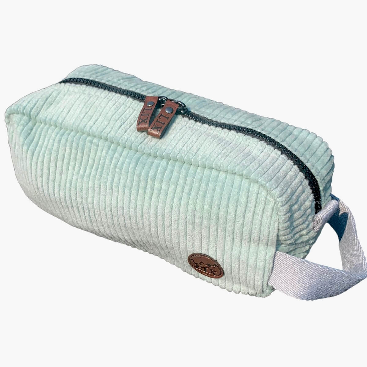 Étui ou trousse de voyage en polyester recyclé conçu au Québec par Lix design.  Corduroy de couleur bleu pâle. parfaite grandeur pour l'école ou pour les voyages.