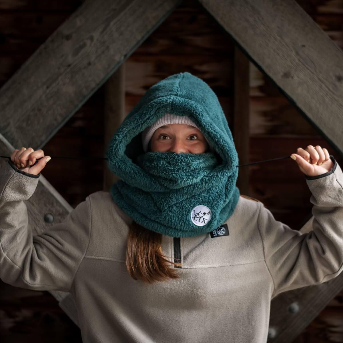 Hooder fluff passe-montagne de couleur bleu vert en polar fluff collection roadtrip. Grandeur adulte ou par-dessus le casque de ski. Rider hood. Mountain hood. 