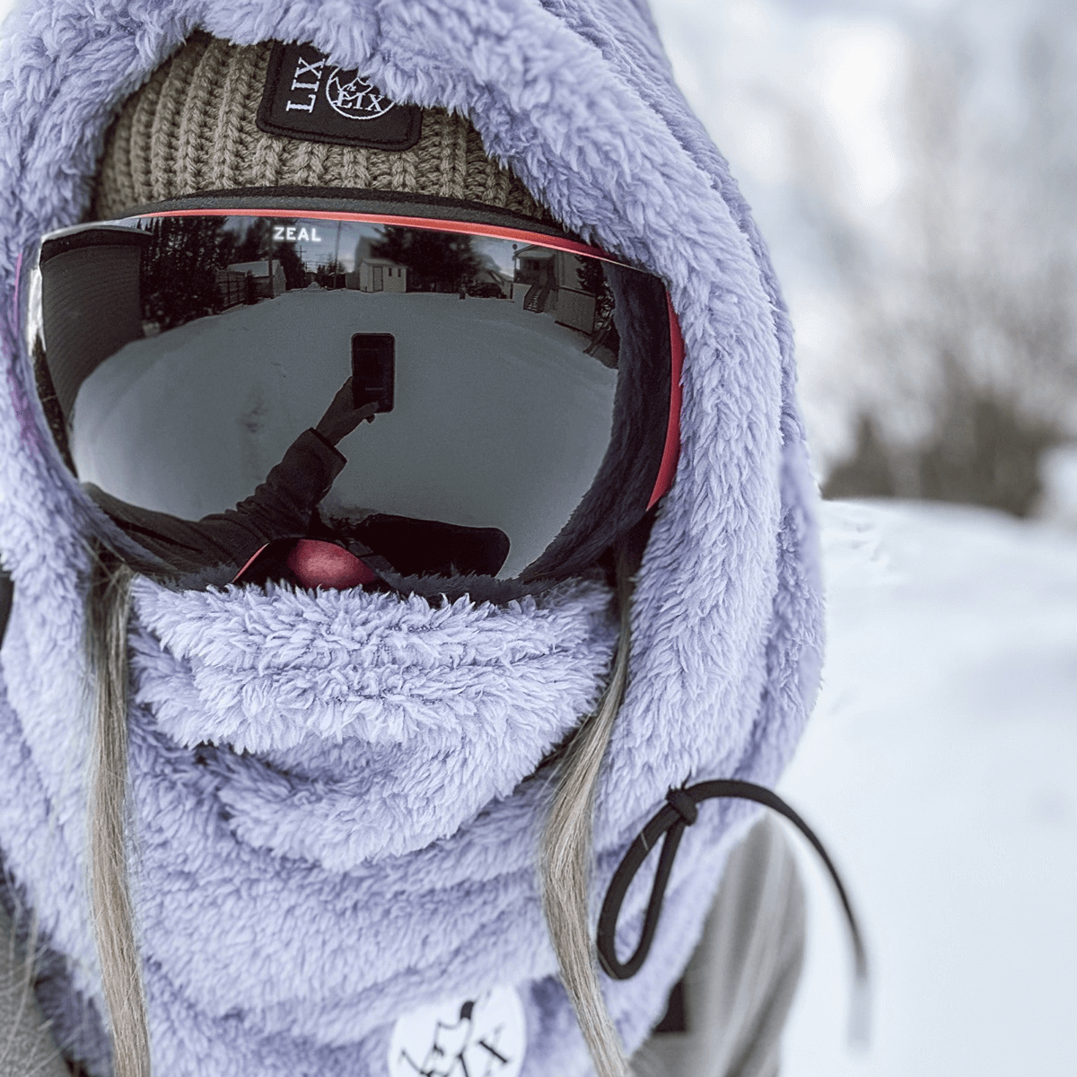 Rider hood parfait pour les pentes de ski de couleur lavande avec cache-cou intégré. Mountain hood de couleur mauve. Convient par dessus le casque de ski. Avec cache-cou intégré complet. Bonnet mauve. Cagoule. 