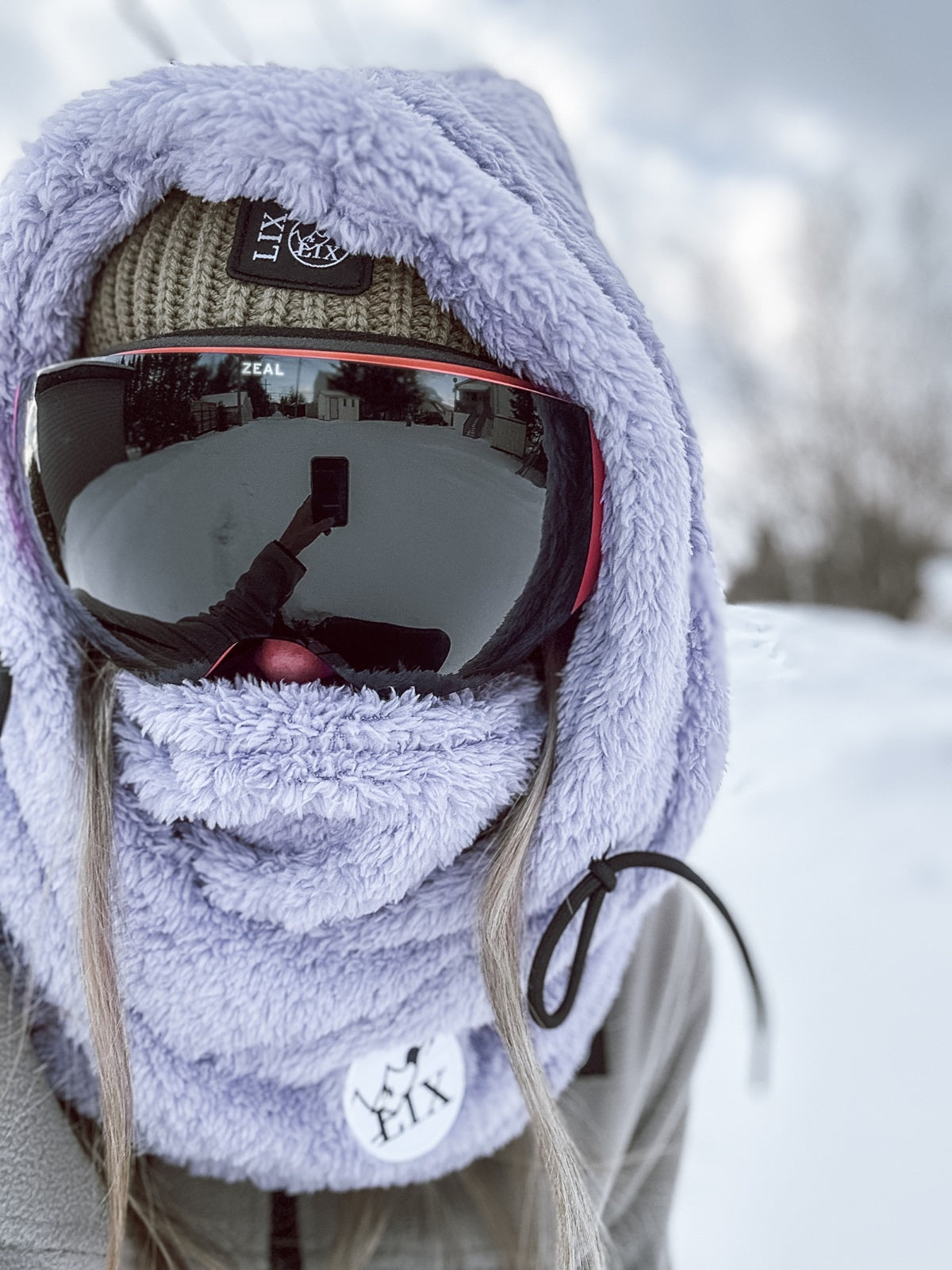 Rider hood conçu pour le ski et l'hiver de couleur mauve et lilas. 