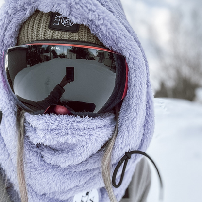 Rider hood parfait pour les pentes de couleur lavande avec cache-cou intégré. Mountain hood de couleur mauve. Convient par dessus le casque de ski.