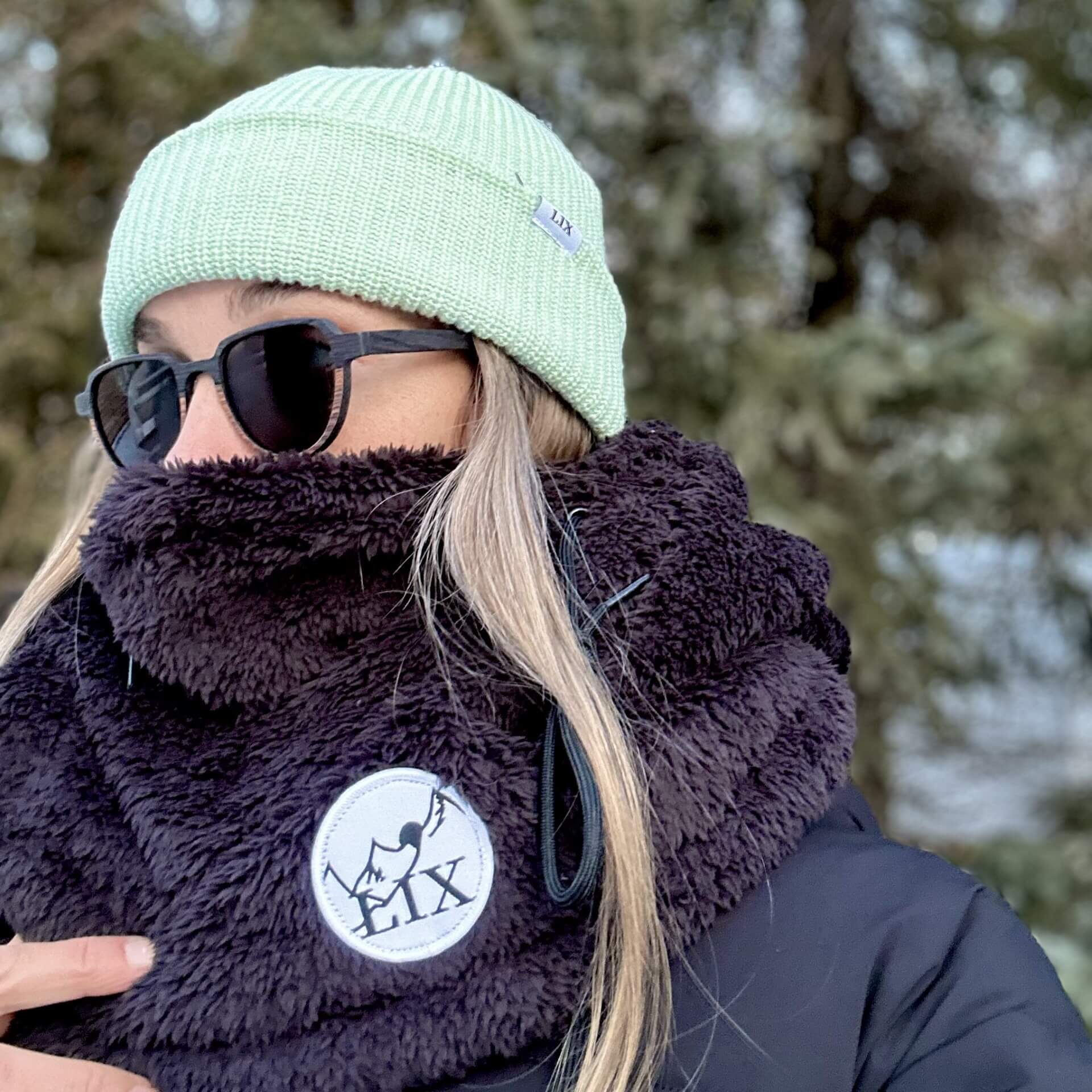 Cache-cou de couleur noir en polar fluff. Rider hood avec cache-cou intégré noir. Mountain hood pour snowboarder. Rider hood Lix. 