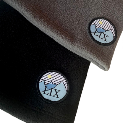 Logo Lix design conçu au Québec. Étiquette brodé et appliqué sur notre cache-cou. 