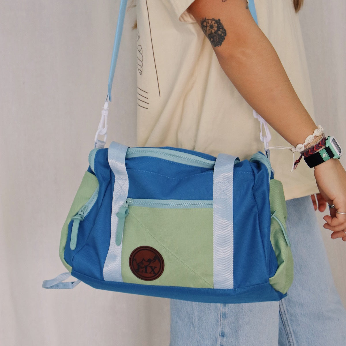 Lix design sac de sport marque quebecoise bleu et bleu pale fait de polyester recyclé.