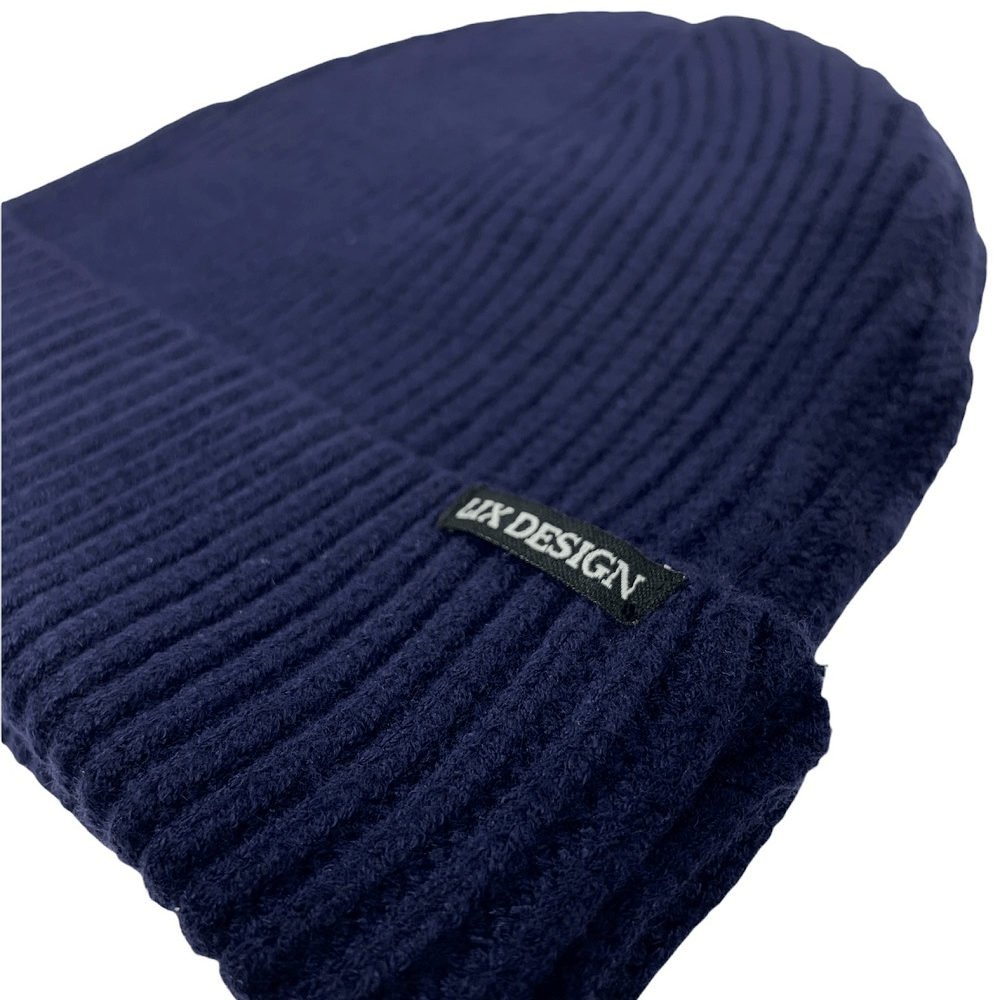 Tuque de couleur bleue marine en tricot fait avec de large revers et de conception minimaliste.
