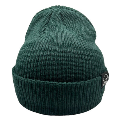 Tuque en tricot simple.  De couleur verte / bleu. Conçu au Québec.  Étiquette tissé noir avec logo montagne. 
