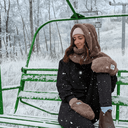 Hooder de couleur brun beige avec mitaines brunes conçu par lix une entreprise québécoise.
