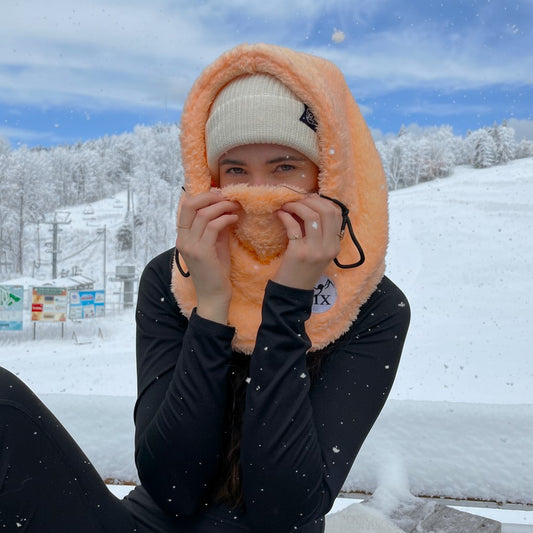 Hooder de couleur pêche conçu au Québec par une entreprise québécoise 