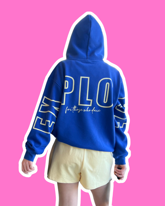Hoodie bleu avec intérieur velours + short jaune en coton. 