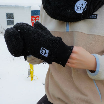 Mitaines noires conçu pour les températures hivernale du Québec par lix. 