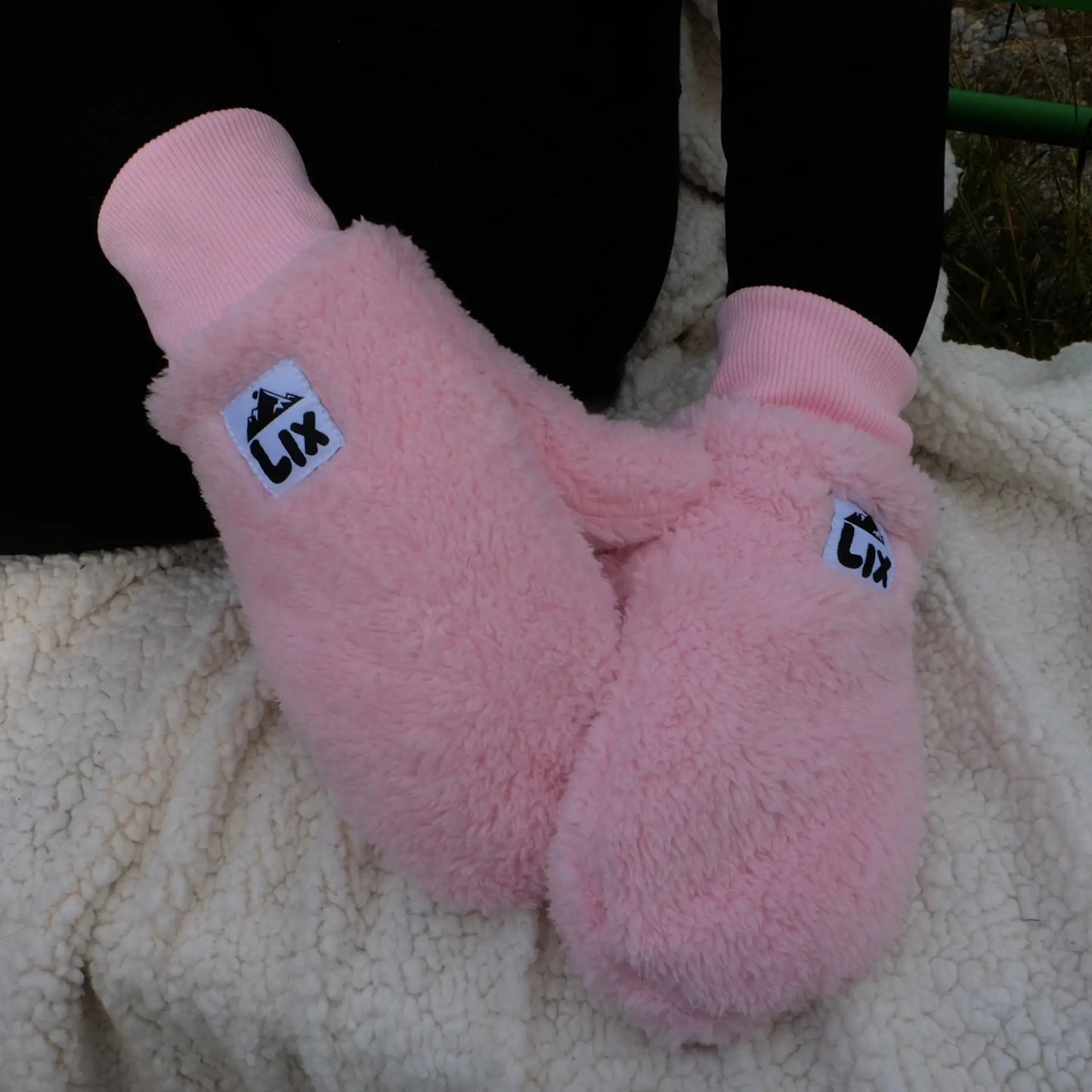 Mitaine rose bonbon conçu par lix une entreprise québécoise.