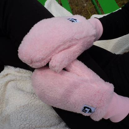 Mitaines de couleur rose pâle conçu par lix pour les hiver québécois. 