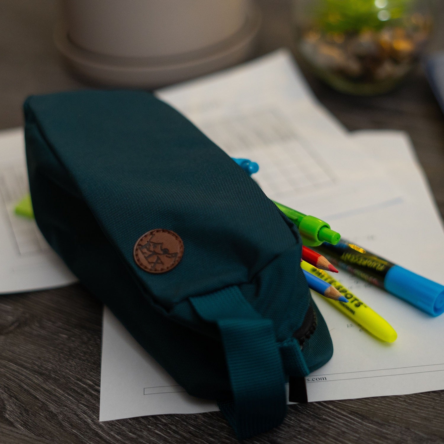 Étui bleu émeraude en polyester recyclé conçu par lix une entreprise Québécoise. 