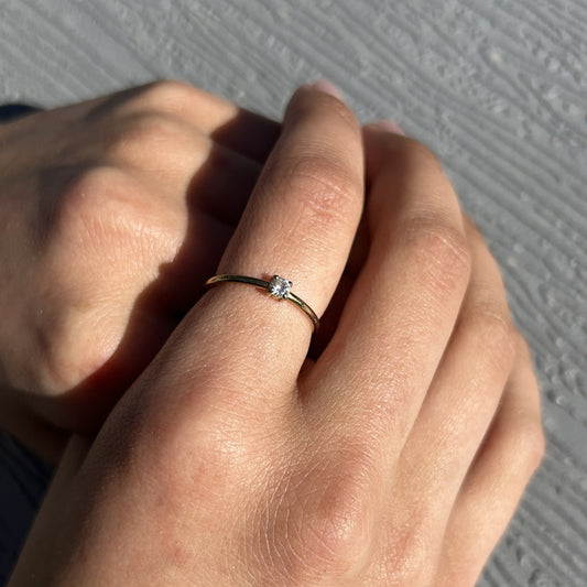 Bague en acier inoxydable plaqué or 18k avec zircon simple dessus. 