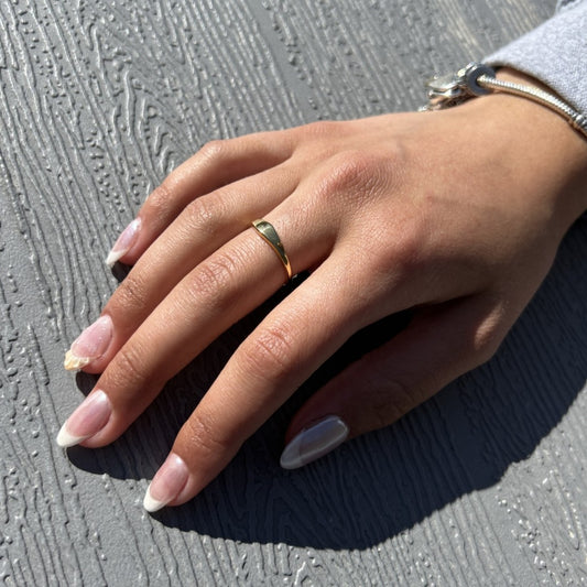 Bague en acier inoxydable plaqué or 18k neutre et simple. 