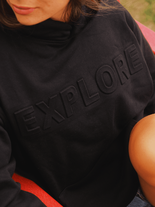 Hoodie Explore noir Midnight Black LIX Design – Zoom capuche, détails premium outdoor.