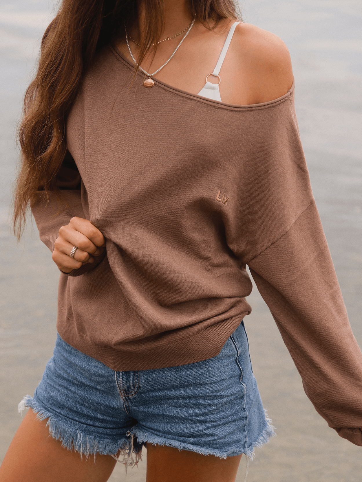 Pull col bateau brun LIX Design – Tricot off-shoulder doux, look lifestyle moderne.