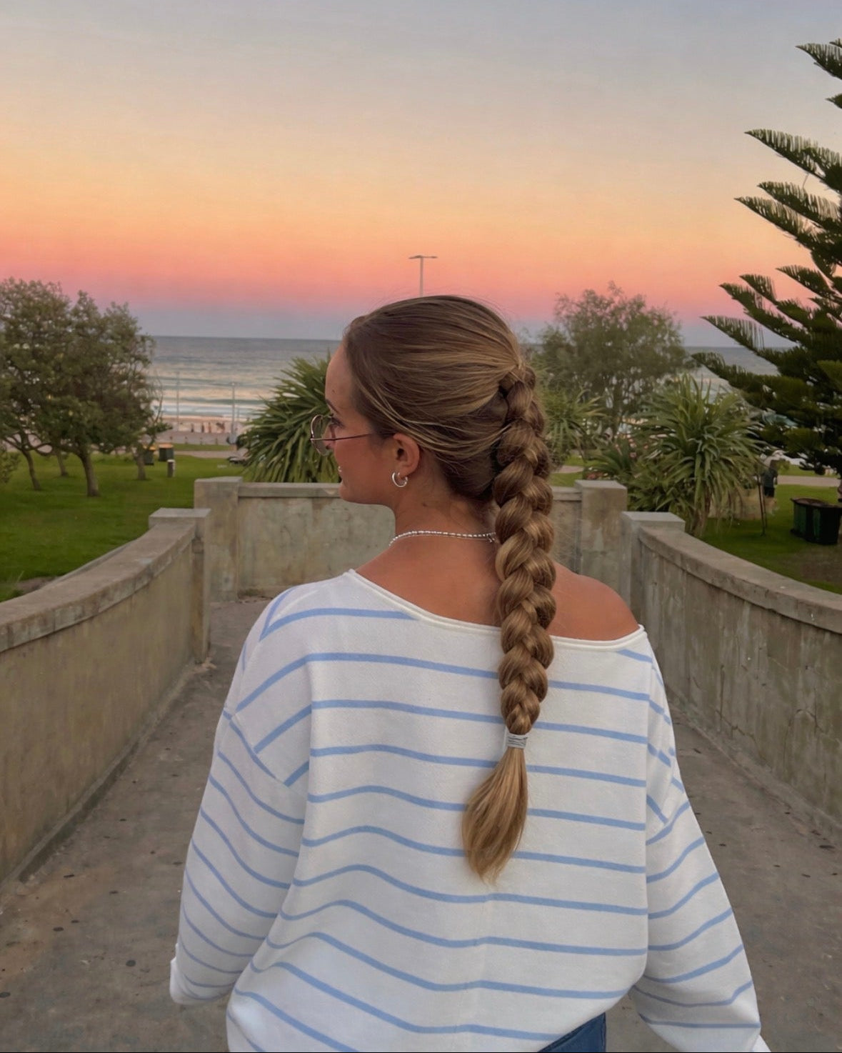 Tricot off-shoulder Coastal Stripe LIX Design – Look complet rayures nautiques, style lifestyle outdoor.