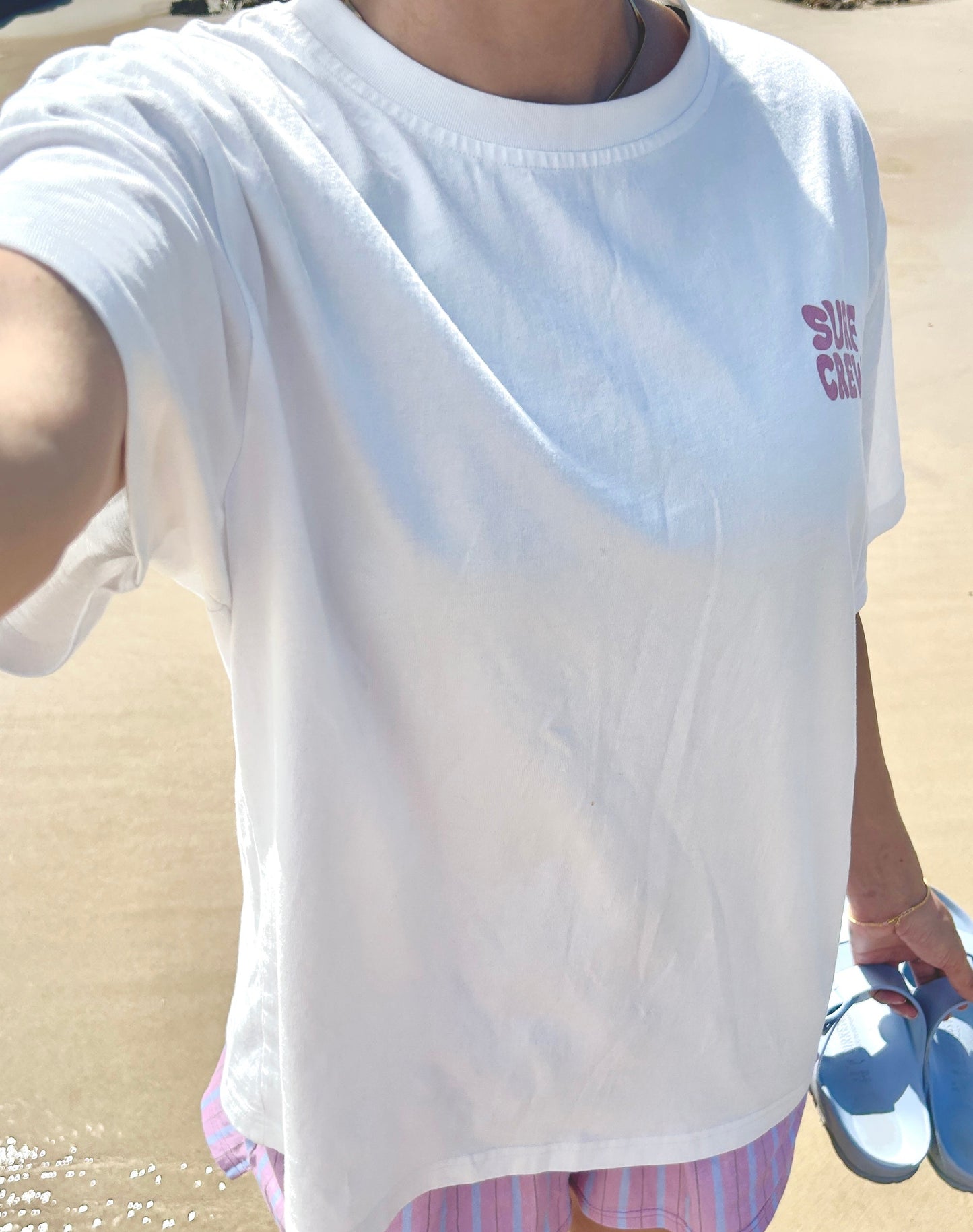 T-Shirt lix blanc en coton avec imprimé rose surf crew au dos. Conçu par lix une entreprise Québécoise. 
