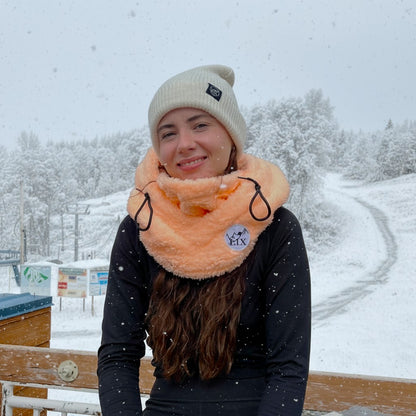 Hooder en fluff peche. Passe montagne de couleur peche. 